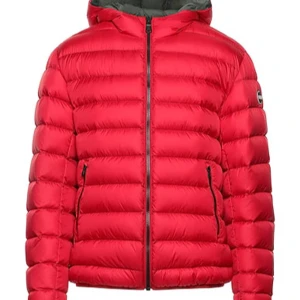 Röd dunjacka från Colmar - Snygg röd vinterjacka från Colmar. Sparsamt använd. Storlek 32, XS. Lite kortare i modellen så passar de som är lite kortare. Jag är 163 och den passar perfekt. 