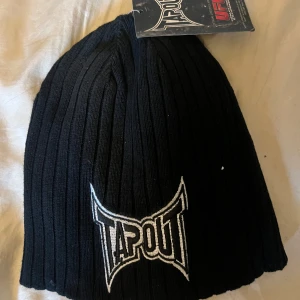 Fet reversible tapout mössa - Skit snygg mössa från tapout. Den är reversible då den har ett print på insidan också. Köpt second hand men lappen är kvar och har aldrig använt den💯