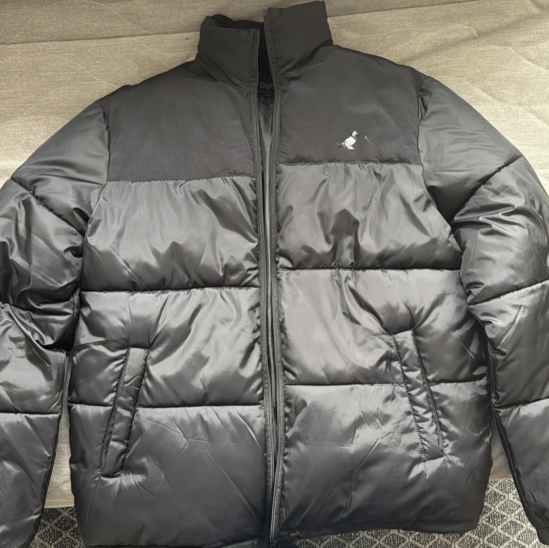 Svart pufferjacka med dragkedja