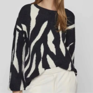 Zebra tröja - Jätte gosig zebramönstrad tröja från vila! Är lite stor på mig som vanligtvis har S❤️