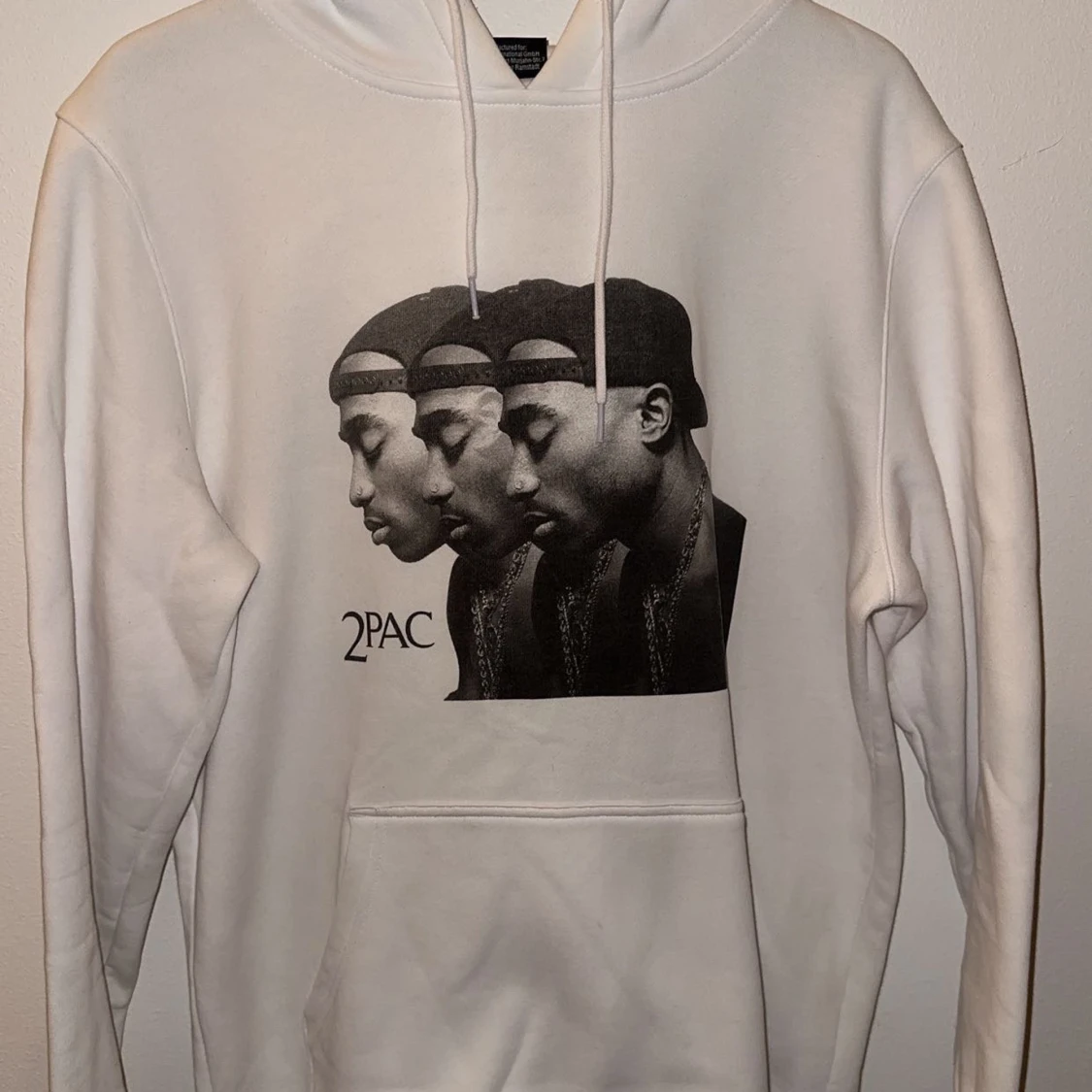 Vit hoodie med 2Pac-tryck
