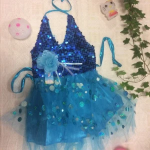 Flicka glittrig klänning med paljetter - Snygg klänning med glittriga paljetter och en volangkjol. Den har en v-ringad design och knytband vid axlarna. Perfekt för en festlig look!  Helt ny, 265kr/st 