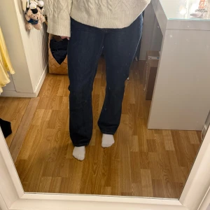 Mörkblå jeans - Low straight jeans från bikbok i storlek 26-30, sparsamt använda och inga defekter