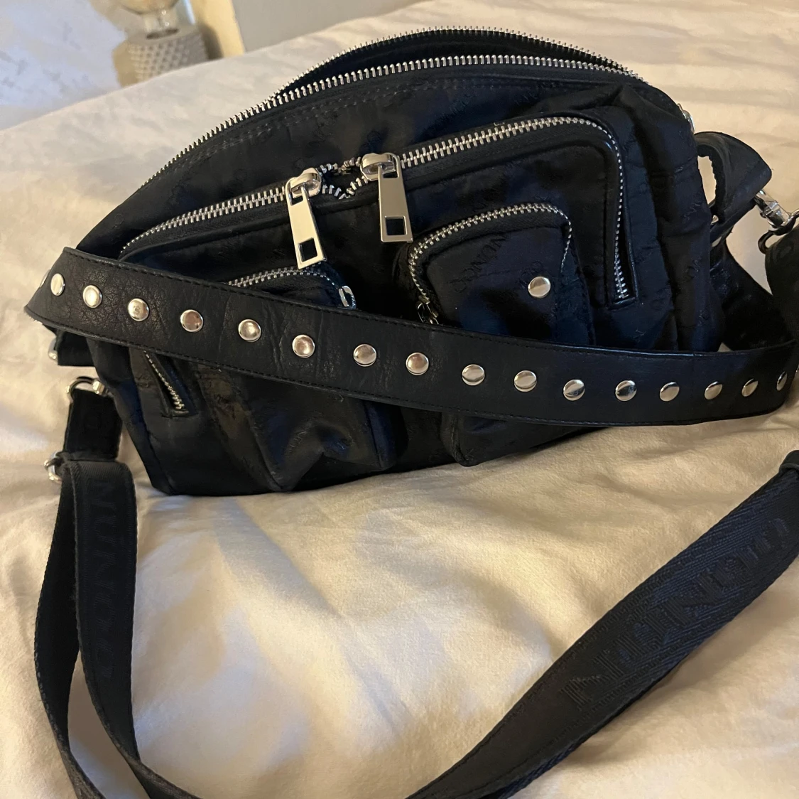 Svart axelväska med nitar nunoo