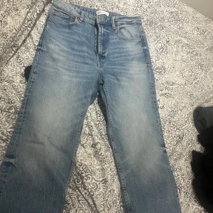Blå jeans från Zara - Säljer ett par klassiska blå jeans från Zara. De har en straight passform och är tillverkade i denim. Perfekta för en avslappnad stil.