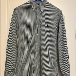 Randig skjorta från Ralph Lauren - Snygg, randig skjorta från Ralph Lauren i grönt och vitt. Skjortan har en slim fit passform och är tillverkad i 100% bomull med stretch. Den har långa ärmar och knappar framtill samt en broderad logga på bröstet. Sparsamt använd i mycket gott skick. Se gärna mina andra annonser, så kan allt skickas i samma sändning. 
