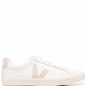 Vita sneakers från Veja - Säljer ett par vita sneakers från Veja med beige/rosa detaljer. köpta förra sommaren och finns därför tecken på användning, men i ett väldigt fint skick! Köpta på farfetch för 1745kr!