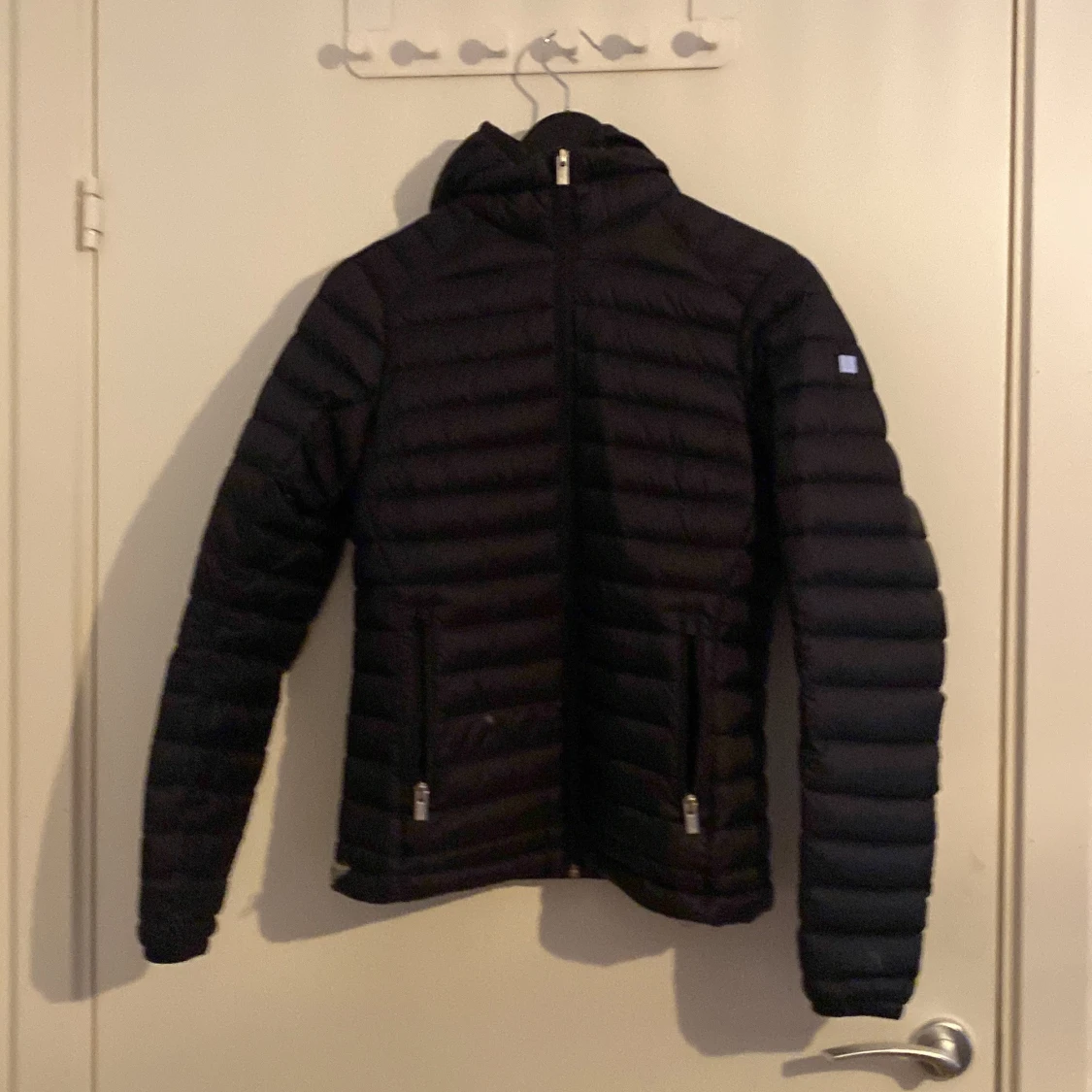 Svart dunjacka från Peak Performance