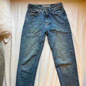 Karve jeans i helt felfritt skick förutom en liten blå fläck på byxbenet! Storlek: w27