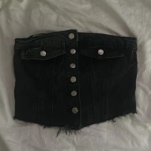 Svart bandeau top  - En svart bandeau top från new yorker i storlek S, använt 1 eller 2 ggr och är i bra skick. 