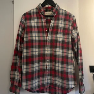 Ralph Lauren Skjorta - Säljer denna snygga ralph lauren skjorta i bra skick! Storlek S tts! Kom pm vid funderingar! 