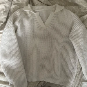 Stickad tröja - Såå mysig😇 Står varken märke eller storlek men skulle gissa på S