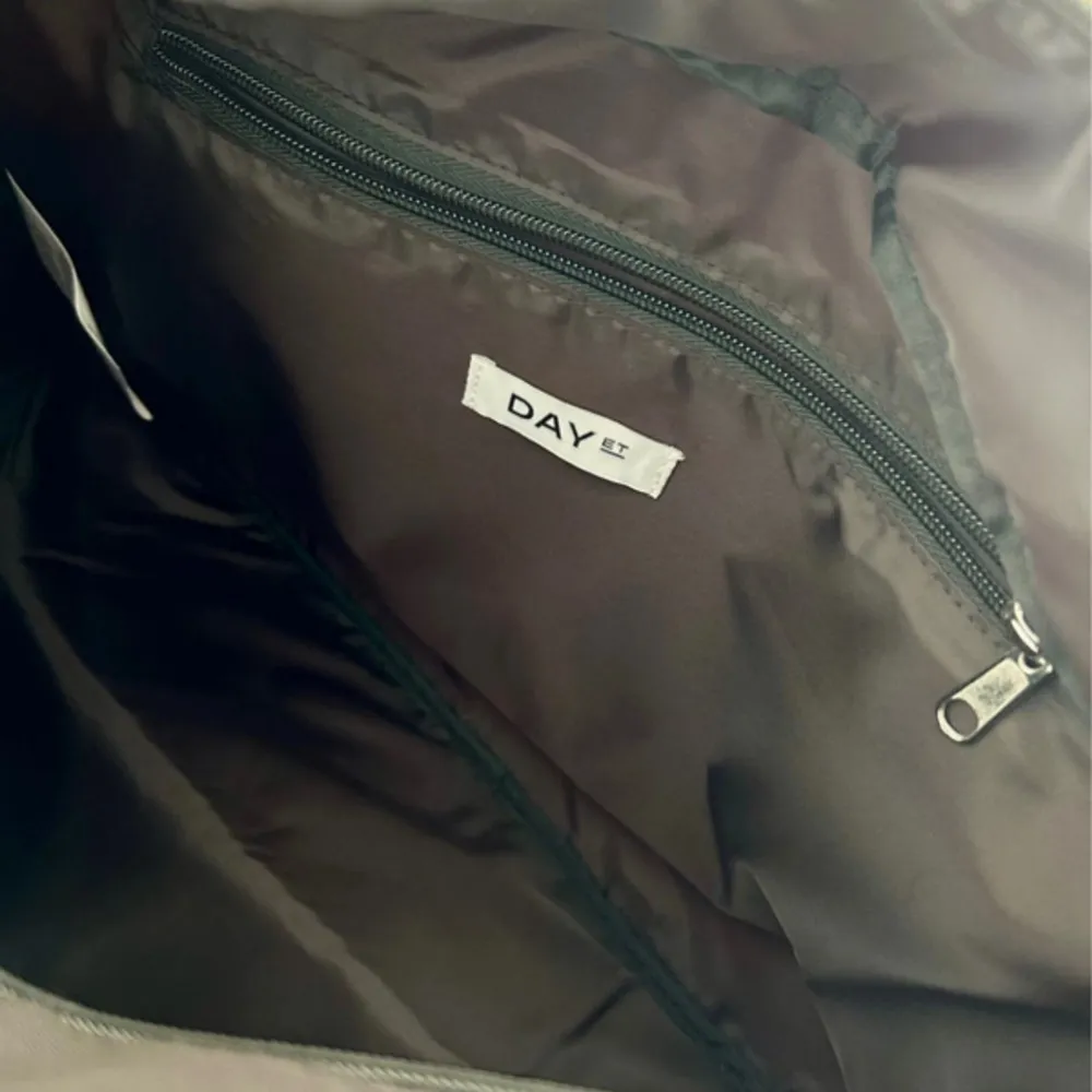 Helt ny weekend bag från Day et, aldrig använd, köpt 2024 för 949kr. Han aldrig lämna tillbaka den innan retur tiden löpte ut. Mått: H 28 cm W 43 cm D 21 cm Vikt: 0.4kg. Laukut & Käsilaukut.