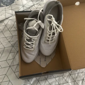 Ny skor - Helt nya skor saknar skoinlägg i en av skorna