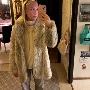 Pälsjacka  - Super cool!! Använd en gång, fuskpäls!! Är en col men sitter ovesized på mig som är s/m💋💋