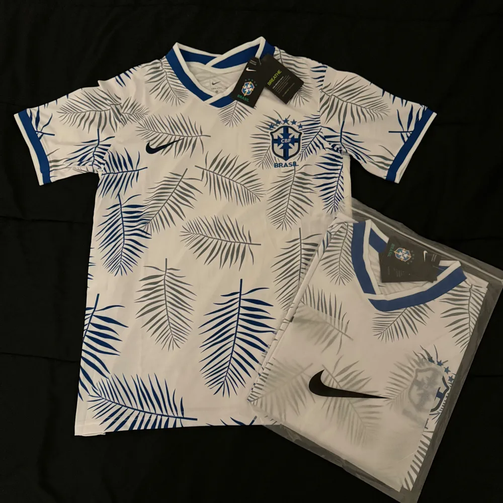 Säljer 2022 Brazil Special Edition tröja med unikt palmbladsmönster och blå detaljer. Ny och oanvänd.. Sportswear.