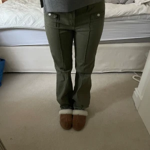 Militärgröna byxor - Fina militärgröna byxor från H&M. Väldigt sköna och bekväma!