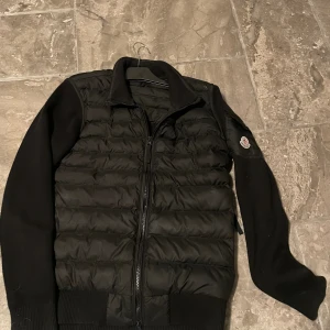 Moncler cardigan  - Storlek S men passar som M. Den är 9,5/10 skick