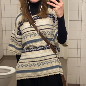 Tröja - Sjukt snygg och nice tröja men använder inte och behöver plats i garderoben! Finns en fläck typ mellan brösten, se bilderna