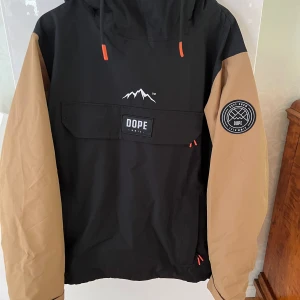 Dope skidkläder - Ett skidset från Dope som är använt en vecka. Väldigt bra skick Kan köpas tillsammans men också enskilt. Storlek M i båda 