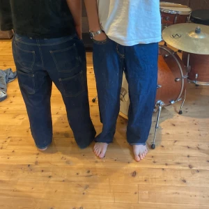 Blå baggy jeans med broderade detaljer - Säljer ett par riktigt snygga självsydda blå baggy jeans med coola broderade detaljer på fickorna och bältet. Perfekta för en avslappnad stil och passar till nästan allt. båda saknar knapp men benim löser hur enkelt som helst🔫 200 kr för 1 par och 300 för båda🤙
