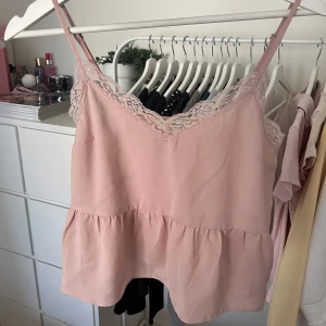 Rosa spetslinne  - Jättegulligt rosa spetslinne köpt på ASOS