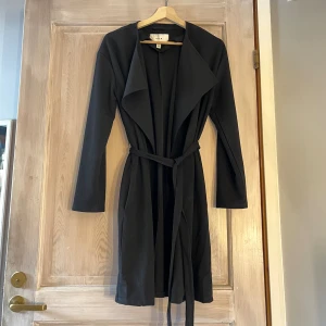Kappa - Säljer min helt oanvända kappa då den ej kommer till användning. Endast testad. Strl 34, säljer för 150kr 😊 