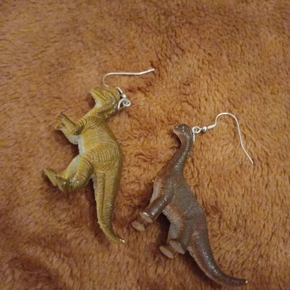 Super söta dinosaurie örhängen 🩷. Accessoarer.