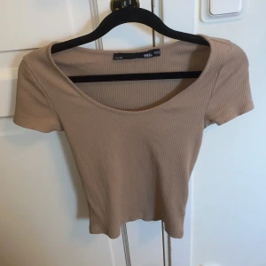 urringad tröja - urringad beige tröja