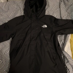 Northface Jacka - Säljer en helt ny North Face jacka bara använd ett fåtal gånger. Kvitto finns Nypris: 1299kr Mitt pris: 699kr