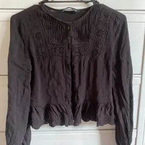 Blus zara med knappar och broderi