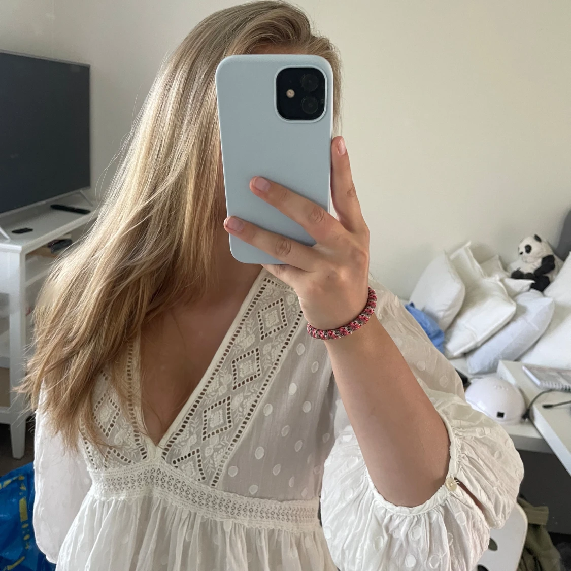 Vit blommig klänning med spetsdetaljer - 92