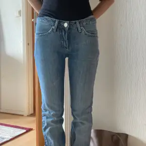 Säljer dessa acne studios lågmidjade jeans med en liten fin detalj på sidan och bakfickan köptes för 1900 kr och dom säljes inte längre på hemsidan 