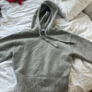Grå hoodie från Zara - Säljer en supermysig grå hoodie från Zara. Den är perfekt för kyliga dagar med sin mjuka och varma känsla. Hoodien har en klassisk design med en stor huva och ribbad nederkant. Perfekt för både höst och vinter!