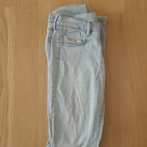 Diesel jeans - Skit snygga jeans! Jag köpte dem med ett hål i dem men jag sydde ihop det så bra jag kunde! I värsta fall kan man ta dem t en skräddare! De e bootcut! W28!! L34!!