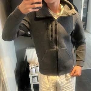 Sail racing tröja  - Säljer denna feta mörkgråa sail racing tröjan då jag rensar ur min garderob. Den har 3 små svarta märken på den vänstra ärmen, skriv för mer bilder eller om du har några frågor