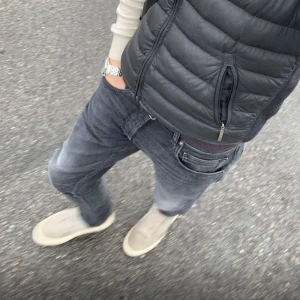 Replay jeans  - Köpta i slutet av maj detta året, finns inga tecken på användning, säljer dem för att storleken känns fel  ///strl 30/30, själv är jag 180 64kg, ny pris är 1300