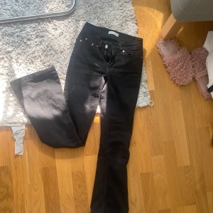Säljer mina svarta jeans  - Jag säljer minna svarta jeans för att den är för små❤️