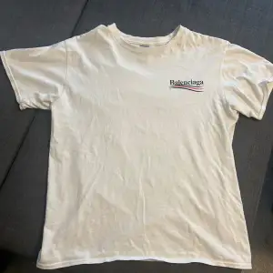 En Balenciaga T-shirt i okej skick! (Kkopia). Storlek XS-S. Försvunnit väldigt lite färg från ryggtexten men knappt synligt. Pris kan diskuteras vid snabbaffär:)