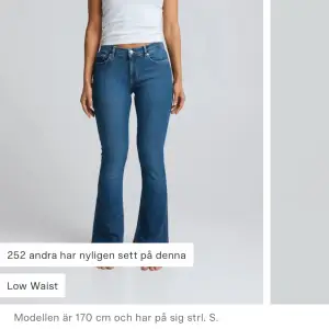 Jätte fina trendiga never denim mörkblå lågmidjade,utsvängda jeans från bikbok!   Benlängd 31 