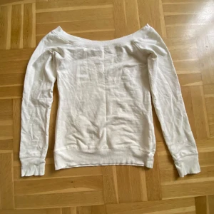 Off shoulder topp - Säljer den här vintage off shoulder toppen från ett märke som heter zoul. Storlek s. Köp för 250kr🫶