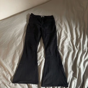 Bootcut jeans - Ett par svarta Bootcut jeans från Lindex i st 152