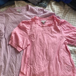 2st söta t-svirrar med puffärmar🌸 - Säljer mina två puffärms t-shirtar från vero moda💕För endast 40 kr tillsammans💘