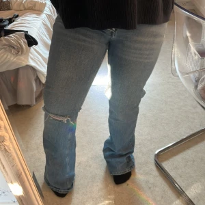 Gina jeans - Storlek 44. Från Gina tricot. Små i storlek och långa i benen. Oanvända! Kan diskutera pris.