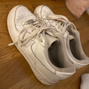 Nike air force  - Säljer dessa, Strlk 38, använder ej. Dem har lite defekter, kanske använda ca 10-15 ggr.