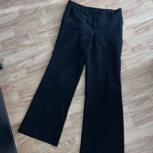 Lågmidjafe kostymbyxor - Lågmidjade kostymbyxor i nyskick, använda ett par gånger säljs då dem är för små