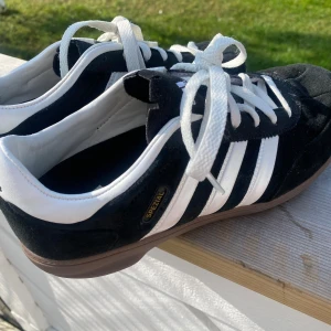 Adidas spezial  - Jag säljer ett par Adidas spezial i storlek 37 1/2  väldigt bra skick de är använda 2-3 gånger men ser o rörda ut nytt pris är 1379kr 
