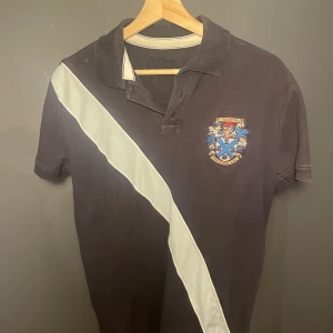 Vintage Barbour - Mörkblå vintage Piké från Barbour i storlek M.