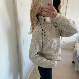 Stickad tröja med kontrastsömmar  - Såå fin stickad tröja från h&m med kontrastsömmar😍 sparsamt använd 