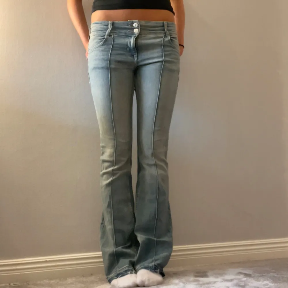 !Lägger upp igen då det inte gick att svara på meddelanden i förra anonsen! Som referens är jag ca 171, och byxorna är uppsprättade ner till💕. Jeans & Byxor.